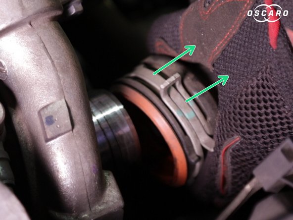 Déclipsser le bas puis le haut de la durite d’entrée d'air du turbo puis retirer la