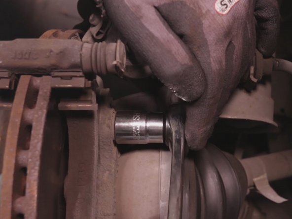 A l'aide du cliquet et de la douille de 18 desserrer et retirer les 2 vis du support de l’étrier