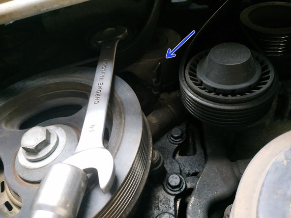 jusqu'à aligner le trou sur le tendeur avec celui sur le bloc moteur