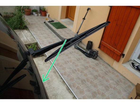 Poussez le bras d'essuie-glace en même temps vers l'intérieur pour facilité l'emboîtement.