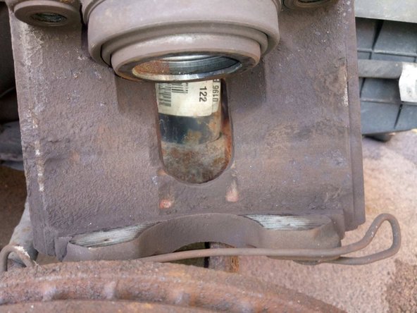 Nettoyez les deux parties de l'étrier à l'aide d'une brosse métallique.