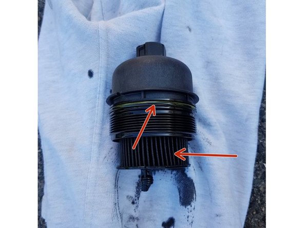 Retirer l'ancien joint de la cloche à l'aide d'un petit tournevis plat et retirer l'ancien filtre à huile en tirant fortement dessus.