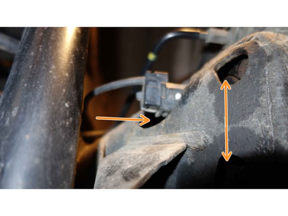 En fonction du type de levage (central ou latéral), débloquer les 4 écrous de roue (de la première roue, ou, des 2 roues arrière en même temps).