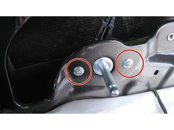 Positionnez la vitre afin de faire entrer le pion vu précédemment dans le trou situé à la base du carreau. Remettre en place la goupille plastique en appuyant fermement dessus afin de bloquer le carreau en position.