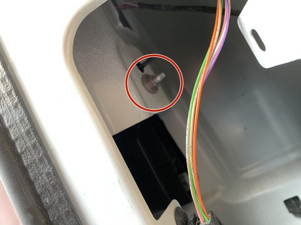 Dévisser les deux écrous de 10 à l'intérieur de la caisse pour retirer les deux feux arrière