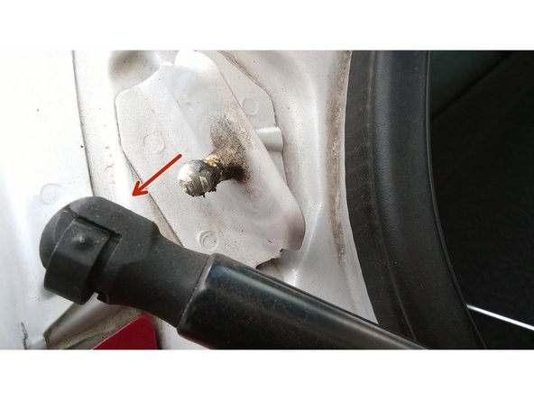 Sans enlever l'agrafe, tirer sur le vérin.