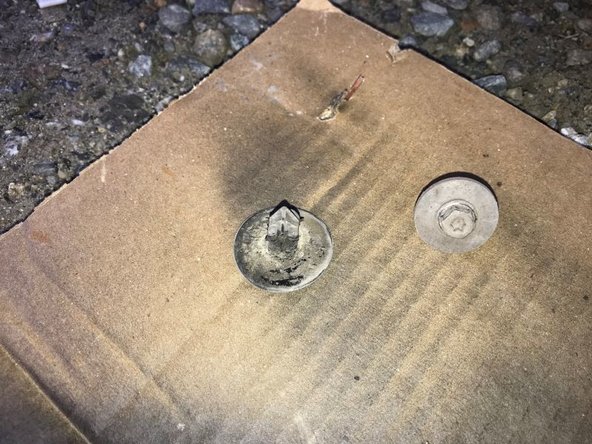 Il faut déposer la protection de l'amortisseur en enlevant le clips plastique et en dévissant le boulon à l'aide d'un cliquet et une douille de 10