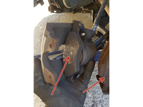 Retirez les 2 plaquettes de frein.