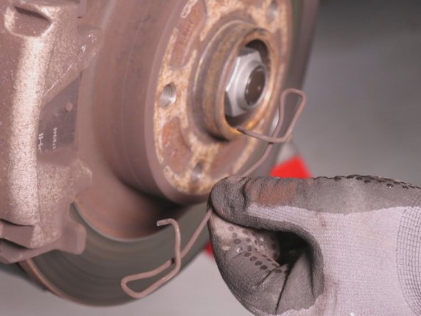 A l'aide d'un tournevis plat retirer le ressort en tirant vers vous