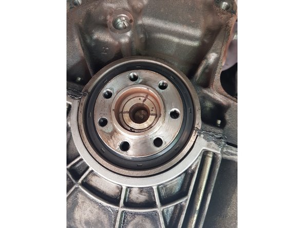 Tapoter un peu sur le joint pour l'enfoncer uniformément jusqu'à la butée.