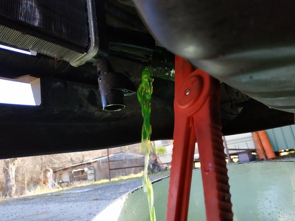 Le collier que l'on voit ici n'est pas d'origine et ne serrait pas assez la durite. Je l'ai remplacé par la suite par un collier conventionnel que l'on visse avec une clé de 7mm ou un tournevis cruciforme.