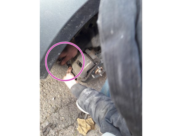 Fermer l'étrier de frein, puis revisser la ou les vis de l'étrier à l'aide du cliquet avec une douille de 13 mm