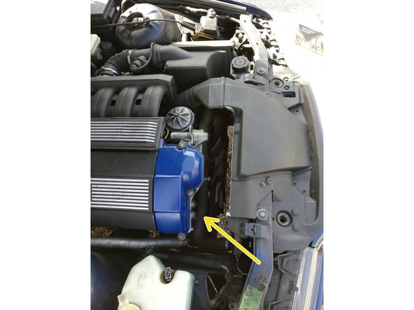 La courroie d'accessoire se trouve coté passager, juste sous la durite du liquide de refroidissement