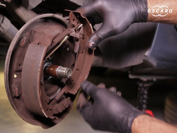 Tirer sur le côtés des mâchoires pour les retirer de leur emplacement