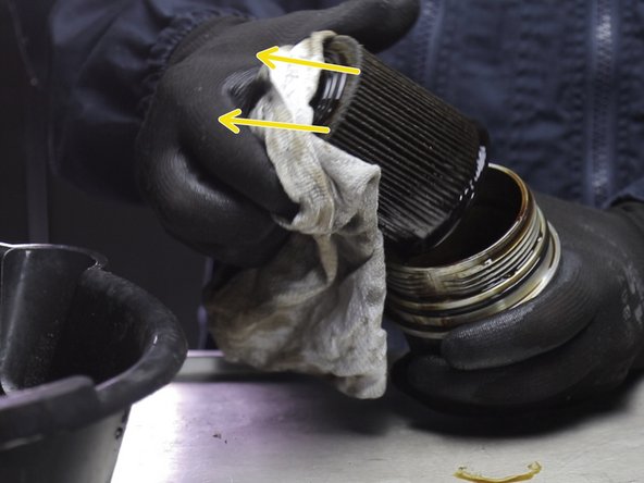 Retirer le filtre à huile de la cloche