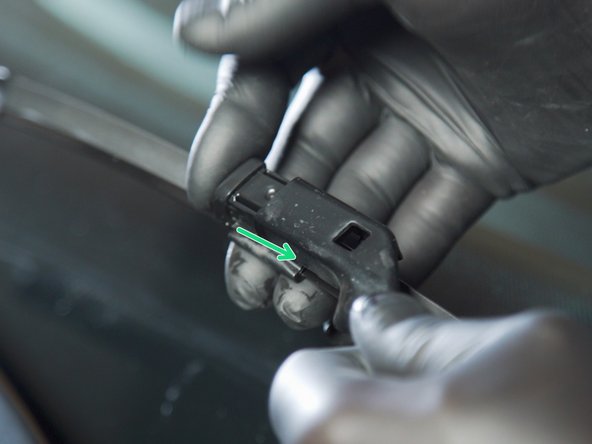 Répéter l'opération pour le second balais et vérifier le bon balayage des balais sur le pare-brise