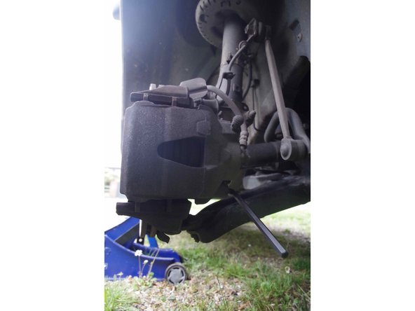 Et là ... Attention. Il vous faut une clé alen (6 pans) de 7 mm. Si vous n'en avez pas spécialement acheté une, ne cherchez pas dans votre jeu classique, elle n'y est pas. (cherchez quand même on ne sait jamais!)