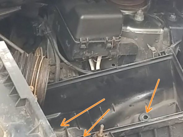 Dévisser les 3 vis avec une douille de 10 mm + rallonge + cliquet