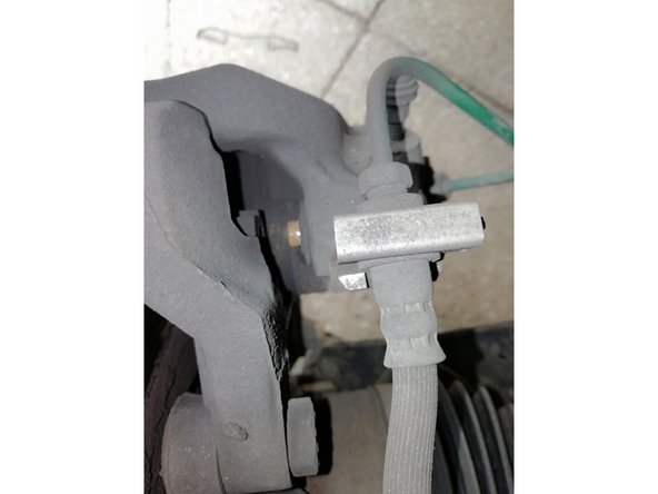 Graisser les coulisseaux puis serrer ceux-ci et reposer les deux caches de protection.