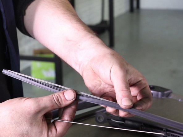 Insérer le premier ressort métallique dans l'encoche du balai d'essuie-glace