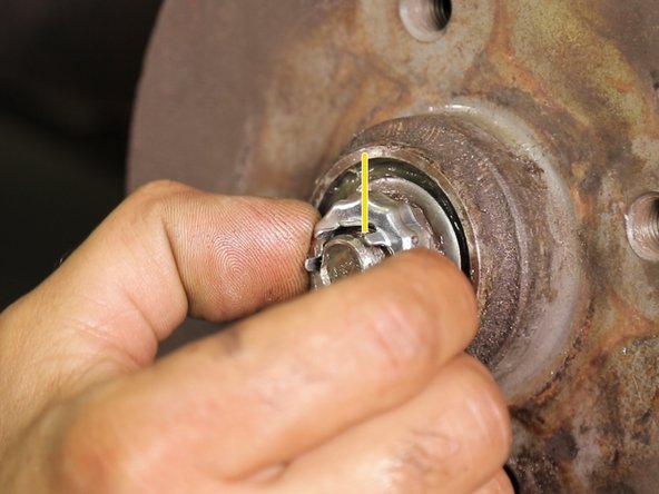 La fusée d'essieu possède un trou sur le haut, alignez un des trou de la cage pour pouvoir passer la goupille par la suite