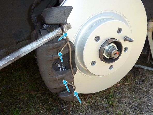 Mettre en place le ressort d'étrier à l'aide d'un gros tournevis plat.