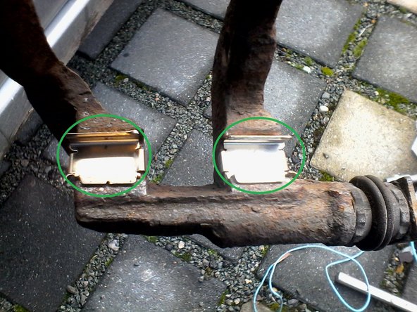 Nettoyage du support d'étrier et montage des guides de plaquette ( en vert )