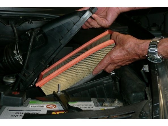 Il est préférable de nettoyer la boite à air à l'aspirateur.
