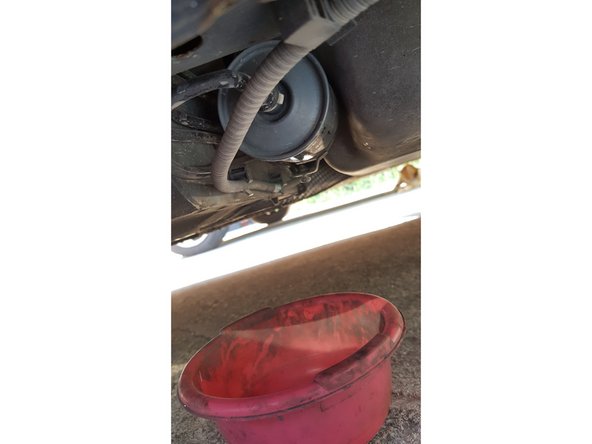 Placez une bassine sous le filtre.