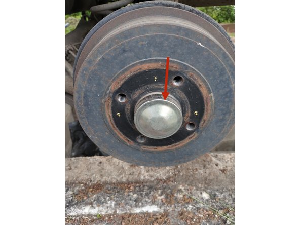 Déposer les caches poussières en insérant un tournevis entre le cache et le tambours