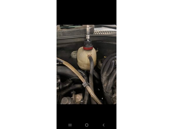 Appuyer sur le bouton pour retirer la pression et enlever la pompe si vous remarquez que  le liquide remonte à la surface :c'est normale