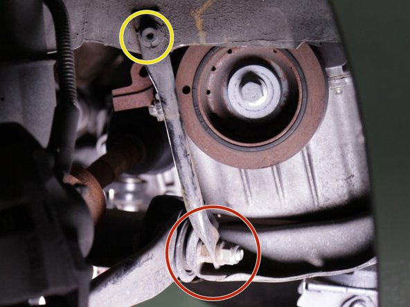 Dévisser et retirer la vis du haut de la biellette du berceau avec la clé de 13