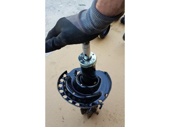 Descendez jusqu'à la butée la tige de l'amortisseur et laissez-la remonter plusieurs fois pour le purger.