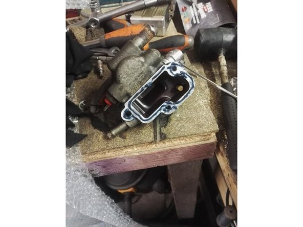 Mettre de la pâte à joint sur le boitier du calorstat