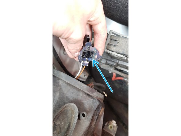 Quand vous avez sorti l'ampoule du logement, tirer délicatement dessus afin de la sortir de la connectique puis mettez en place la nouvelle ampoule.