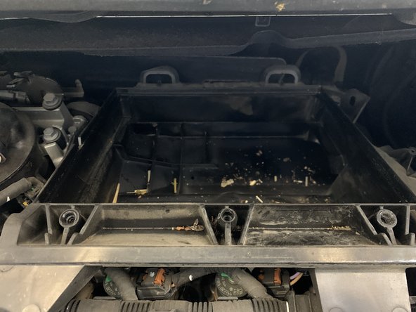 Nettoyer la boite à air en aspirant les saletés