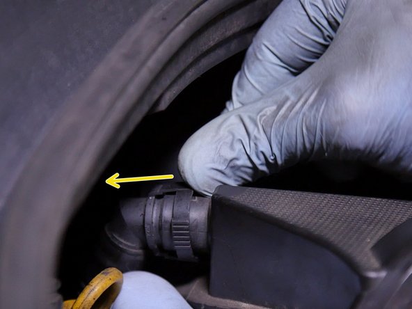 Pour extraire la boite à air de clipser le tuyau de vapeur d'huile