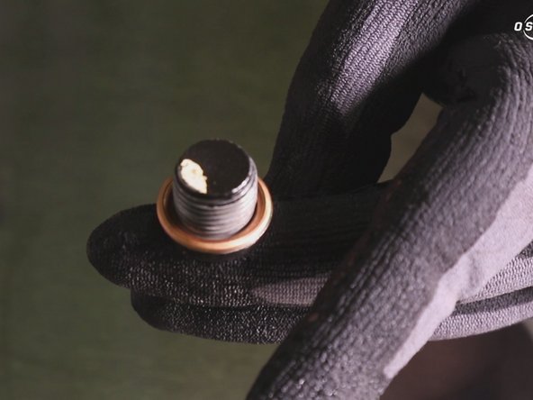 Comparer l'ancien et le nouveau joint de carter d'huile et repositionner le