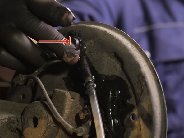 Brancher le bidon purgeur dans l'emplacement dédié derrière la flasque, juste au dessus du câble de frein