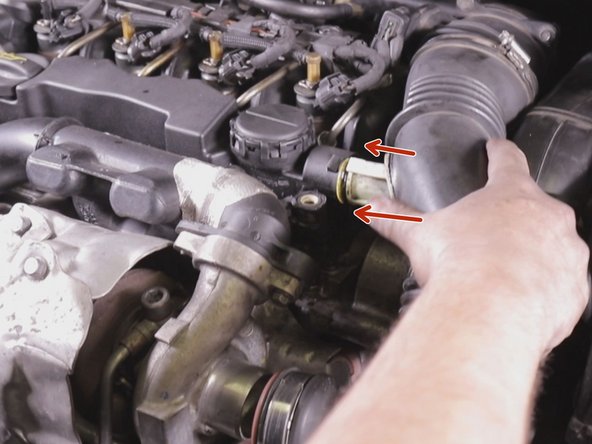 Repositionner la durite d'entrée du turbo