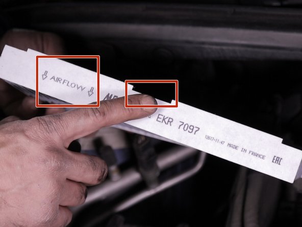 Nettoyer l’intérieur de la boite à air avec un chiffon ou une soufflette