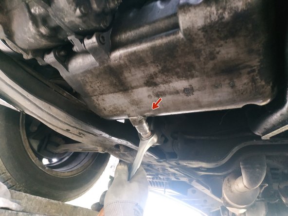 débloquer le bouchon de vidange à l'aide d'une clé de 21mm