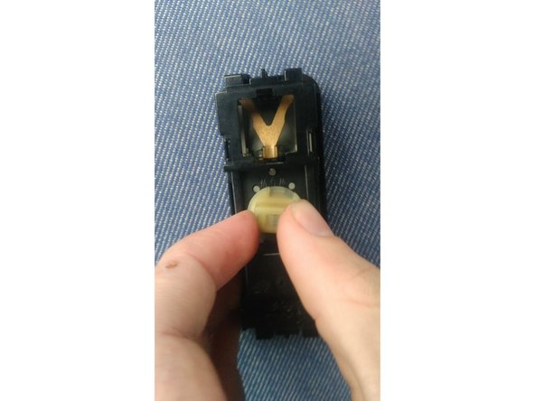 Faire tourner d'un quart de tour les ampoules dans le sens des aiguilles d'une montre puis pousser vers le bas.