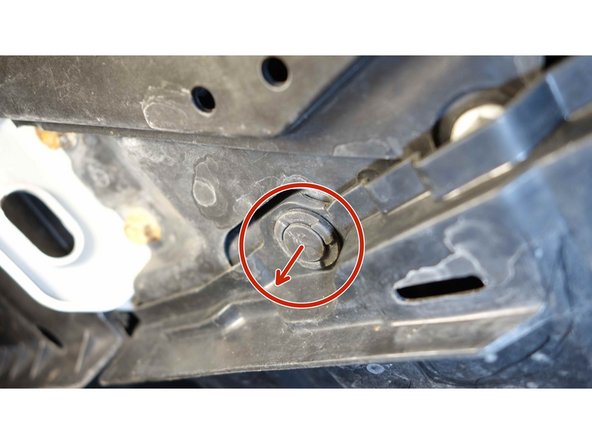 A défaut d'un outil de déverrouillage spécial, vous pouvez utiliser un tournevis plat moyen pour soulever la tête centrale des clips.