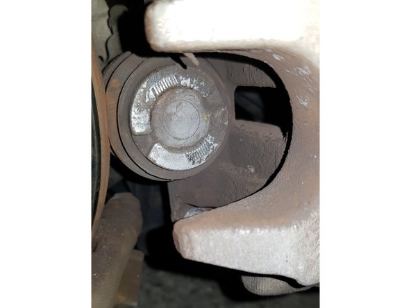 A l'aide d'un outil adapté repoussez le piston à fond.