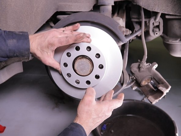 Reposer le disque de frein en alignant les trous de façon à pouvoir revisser la roue car il n’y a plus de vis de maintien pour le disque