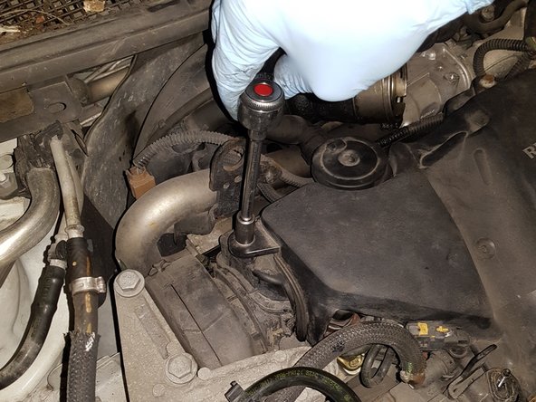 Dévisser et retirer les deux vis du cache, à l'aide d'une clé de 10