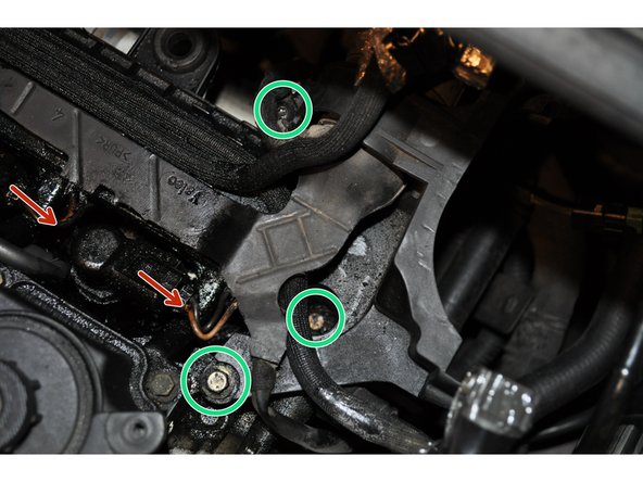 Le support du filtre à gasoil est fixé en 3 points. Utiliser une douille de 8 mm avec une rallonge et clé torx T30