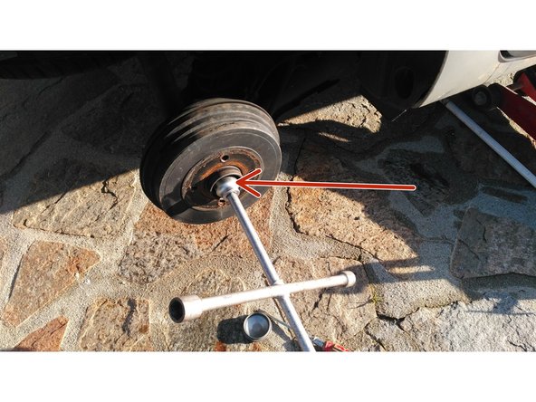 Desserrer le boulon à l'aide d'une douille de 30 mm. Il faut forcer car le boulon est freiné!