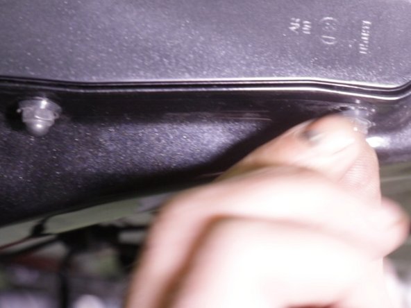 Dévisser et retirer les 2 vis (sur le coté)retenant le feux arrière